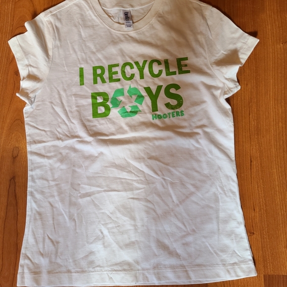 NWOT Hooters small white t-shirt - Picture 8 of 12
